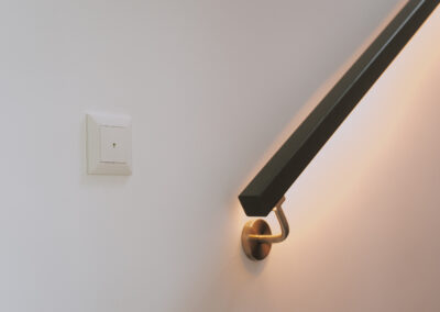 detail LED osvětlení schodiště v chytrém domě