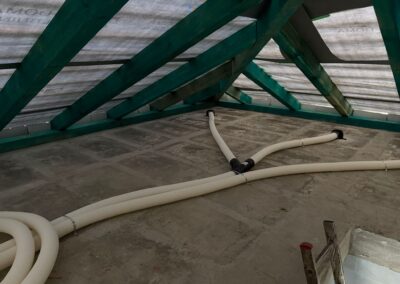 detail potrubí rekuperace v půdních prostorách